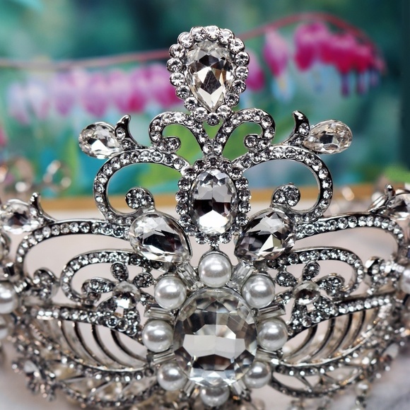 ✨ Dazzling Tiara ~ Pearls & Crystals Silver Tone main image 10